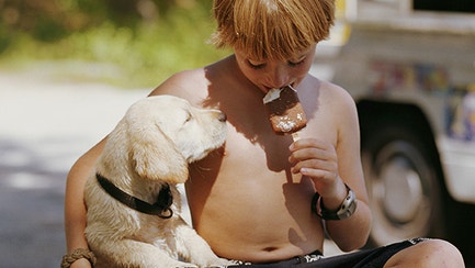 kid eating icecream w puppy